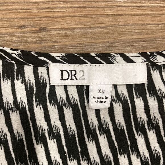 DR2 Women’s Black and White V Neck Patterned Short Romper Size XS - Picture 4 of 6